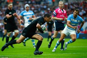 Aaron Smith dives over for the crucial try